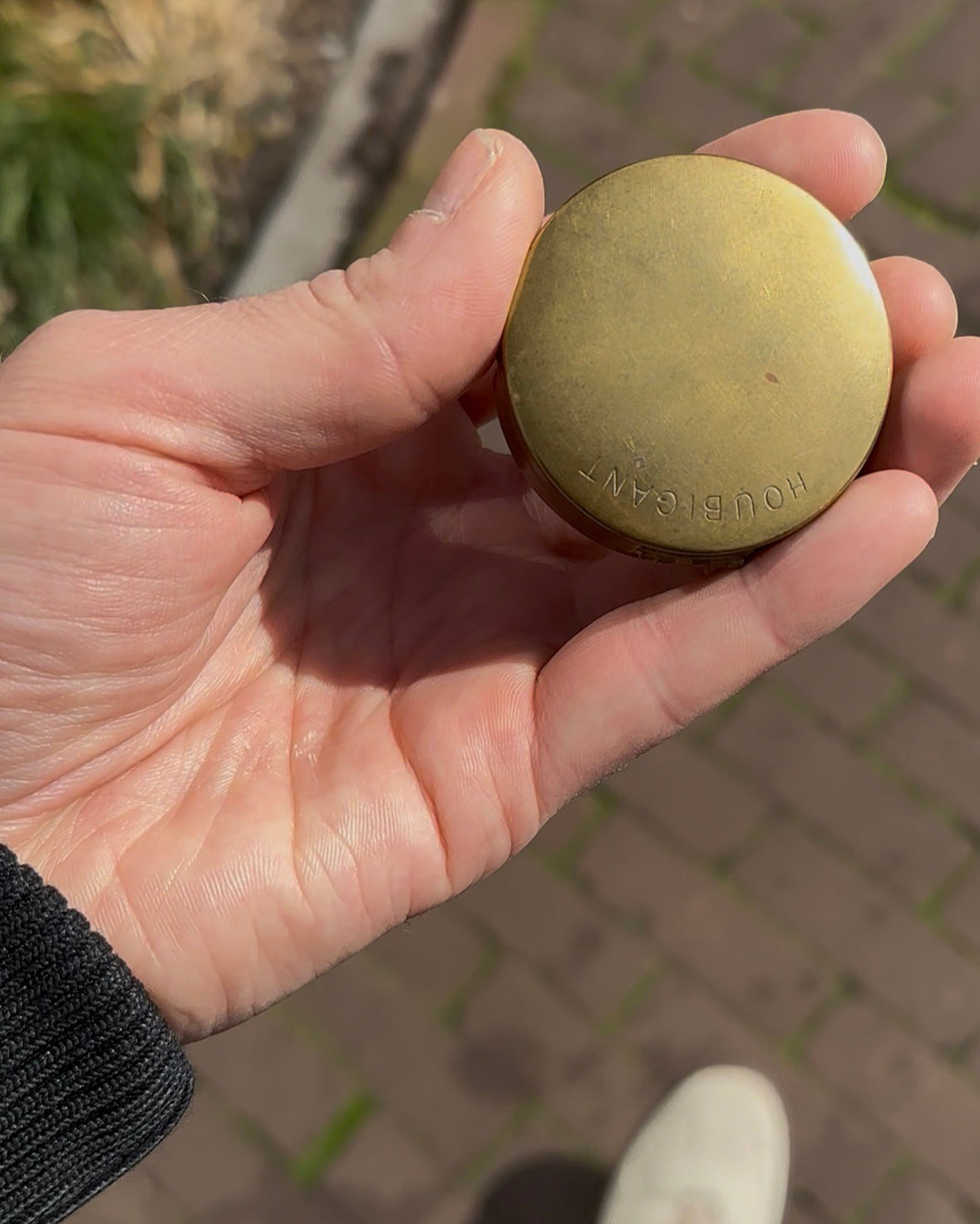 Tarnished brass powder compact bought for €10 at a thrift store, before cleaning with Buhron polishing cloth